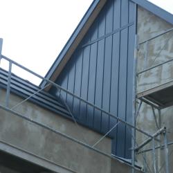 Bardage pignon en cours de travaux en aluminium prélaqué Dal'alu, Herrlisheim - Mey'er Herrlisheim, alsace, Bas Rhin